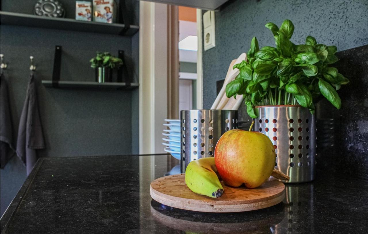 Gorgeous Home In Scharendijke With Kitchen Экстерьер фото